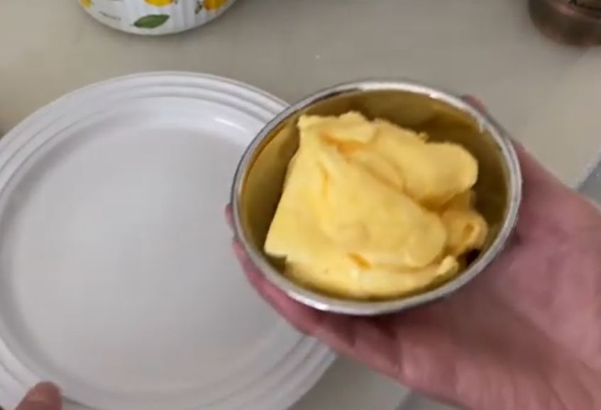 形を整えるためにボウルに入れたビルズ風スクランブルエッグ