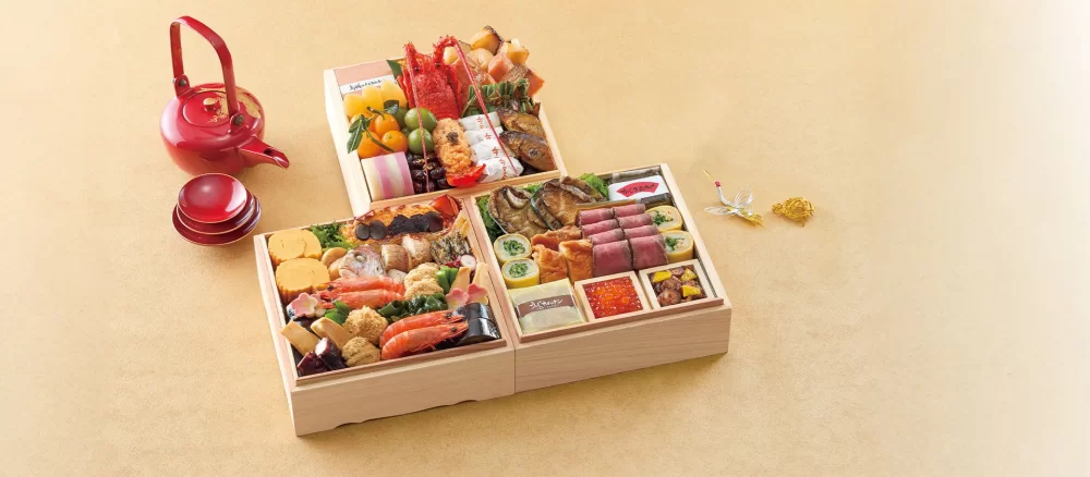 SL Creationsの最高級おせち「寶重（たからじゅう）」。伊勢海老や数の子、いくら、ローストビーフなど豪華食材を詰め合わせた三段重。冷凍で届き、年末に受け取って長期保管できる。