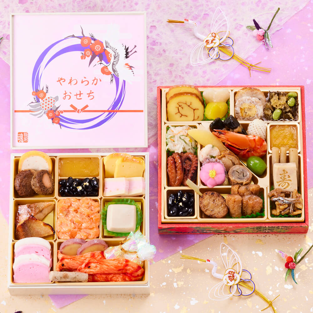 やわらかい食感に仕上げた高齢者向けの板前魂「やわらかおせち」。海老や黒豆、煮物など伝統料理を中心に彩り豊かに盛り付けられた三段重。