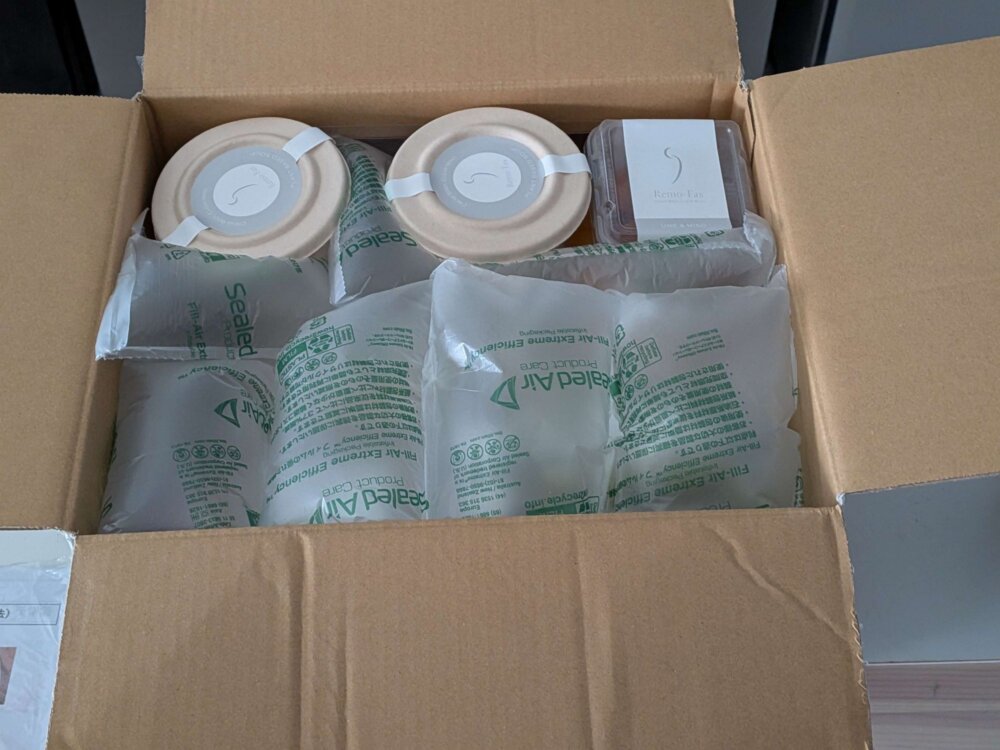 宅配ボックスを開けた直後の様子。エアパッキンと丸い容器に入った商品が確認できる。