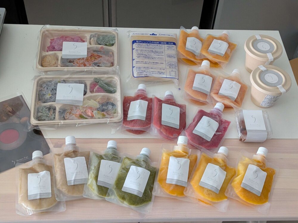 テーブルの上に並べられたリモファス5DAYSプランの全セット内容集合写真。おしゃれで洗練されたデザインのジュースと食事のパウチが確認できる。