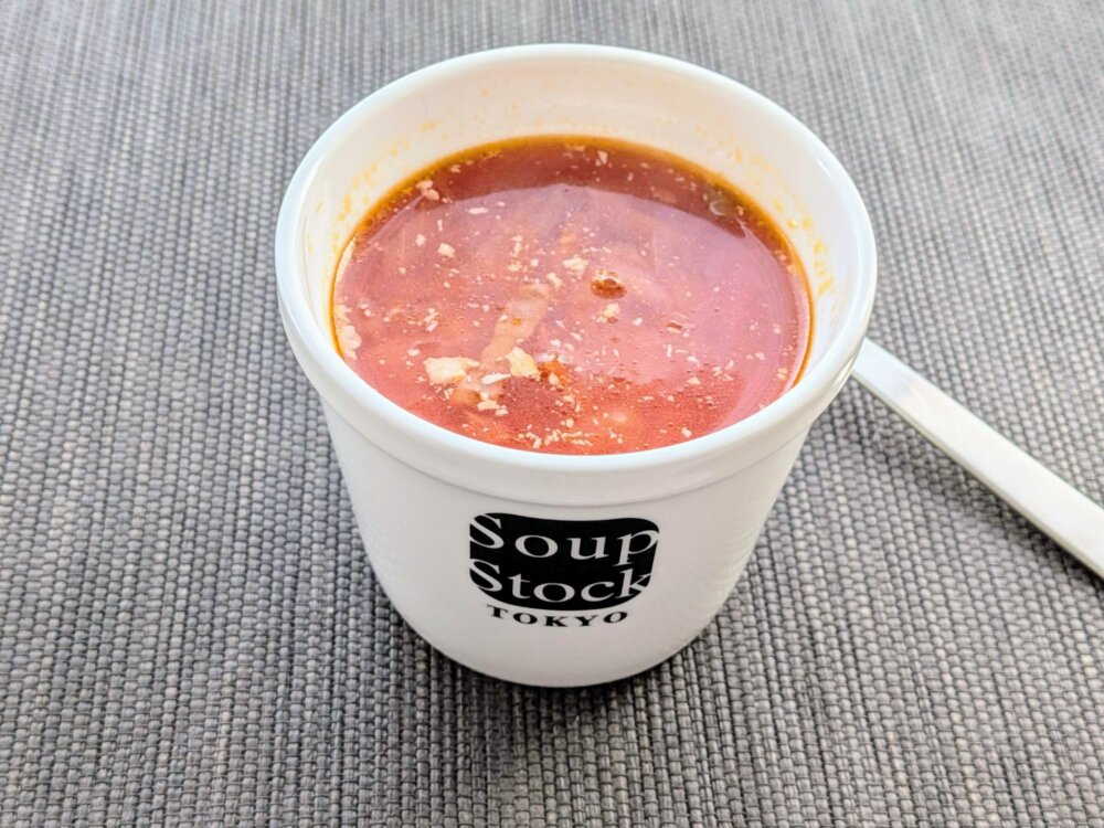 スープストックトーキョーのカップに入ったトマトベースのスープ
