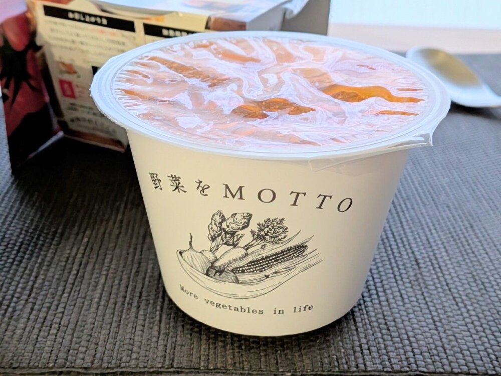 野菜をMOTTOの白いスープ容器。上はシールで密閉されている